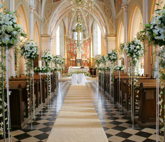 Dekoracja kościoła w Bliżynie. Żywe kwiaty kremowo białe