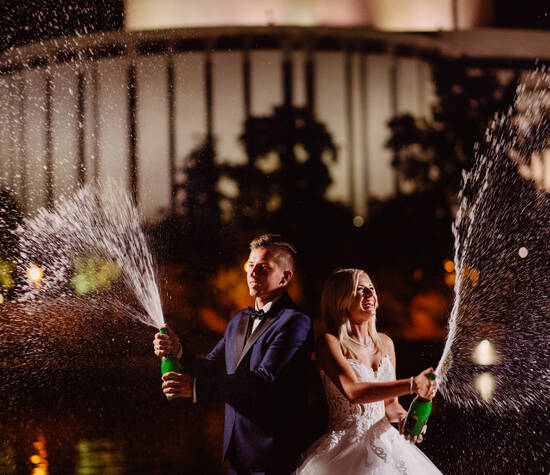 szampańska zabawa podczas pleneru ślubnego