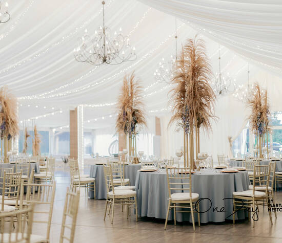 Sala marzeń- wesele w namiocie.  Dekoracja kwiatowa by @onedaypl