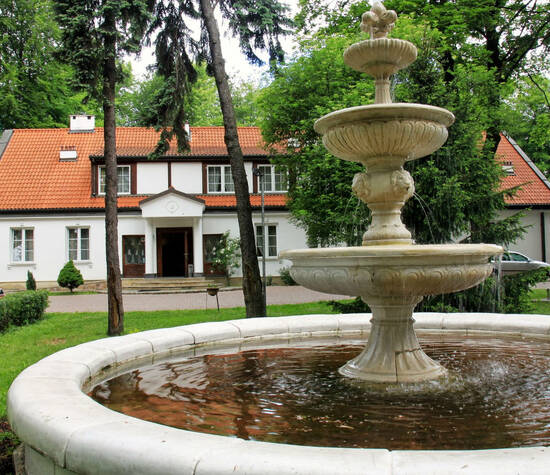 Hotel Dedek Park w Parku Skaryszewskim w Warszawie. Na terenie hotelu znajduje się Villa Montemarco.