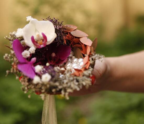 Delikatna ślubna dekoracja w łupinie kokosa