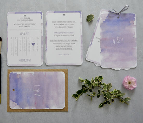 Zaproszenia ślubne Kalendarz - fioletowe akwarelowe tło. Karta z kalendarzem przygotowana do oddarcia wzdłuż mikroperforacji.