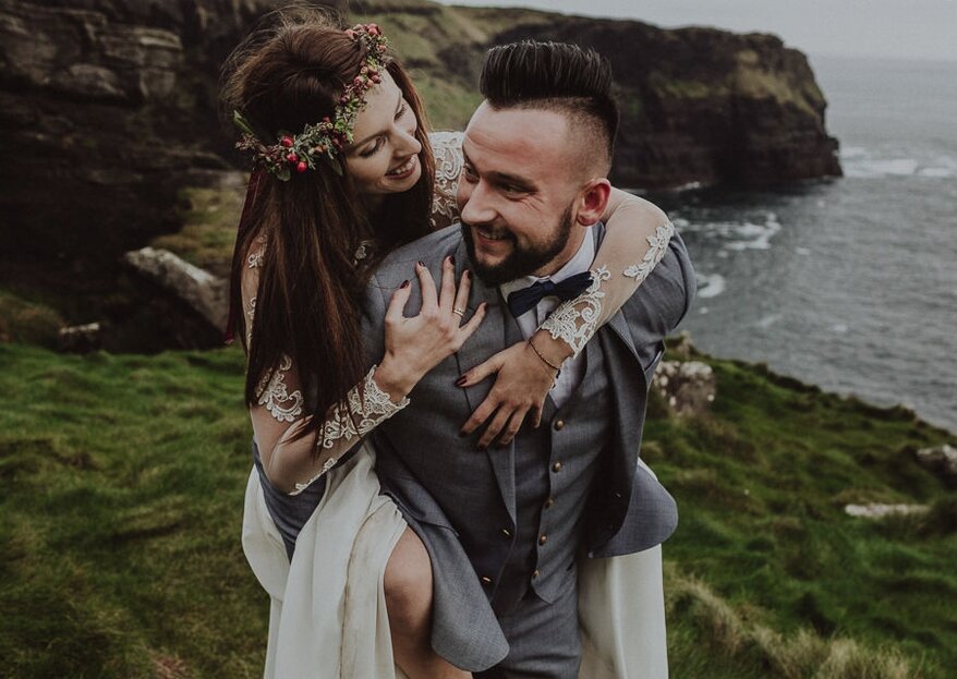 Surowy klimat, bukiet ze wstążką i zakochani - sesja ślubna w Irlandii