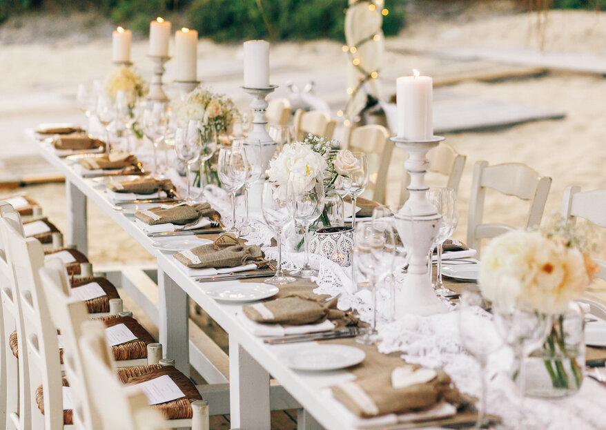 Biała dekoracja sali i stołu weselnego. Niezwykłe piękno w klasycznym wydaniu!